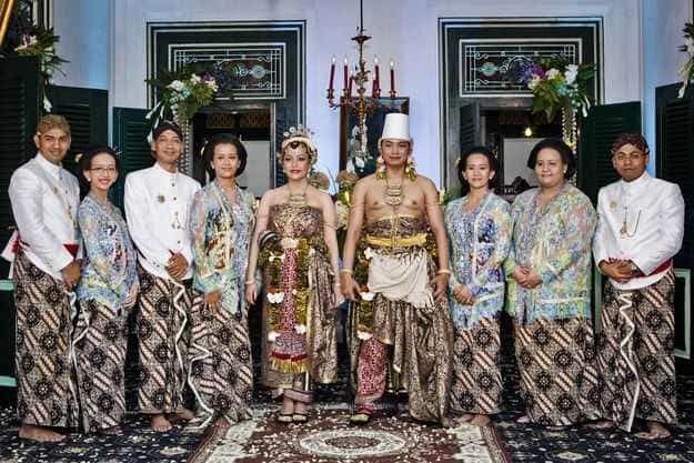 pakaian adat indonesia